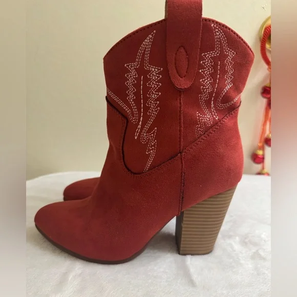 Code West red faux-suede Western ankle boots. Size 6.5 - Picture 8 of 16